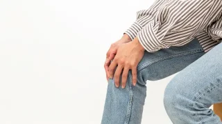 階段の上り下りが辛い女性イメージ