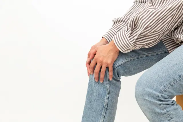 階段の上り下りが辛い女性イメージ